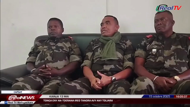 Ny kôlônely Michaël Randrianirina miaraka amin’ny miaramila roa hafa, niresaka tamin’ny mpanao gazety ny 15 oktobra 2025, tao amin’ny tobin’ny CAPSAT.

Horonan-tsary nindramina tamin’ny Facebook ny Real TV Madagasikara.
https://www.facebook.com/RealTvMadagascar/videos/846621944594933/